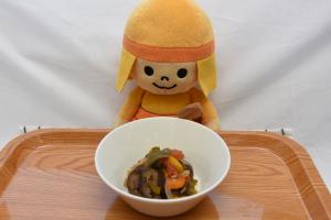 ラタトゥイユを食べるはにたんの写真