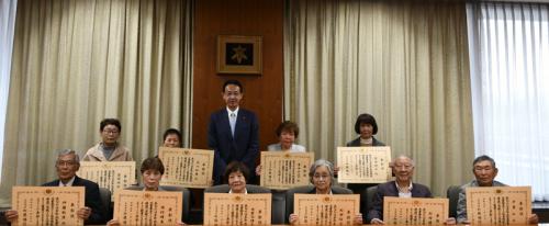 表彰を受けた10名と濱田市長の集合写真