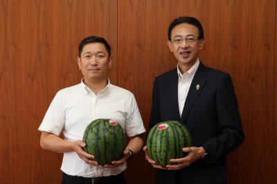佐竹食品の梅原一嘉代表取締役社長と濱田市長