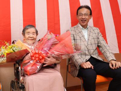 市内最高齢の赤川さんと濱田市長の写真