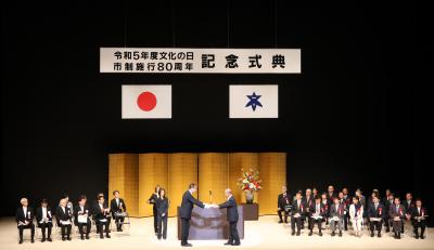濱田市長から表彰状を受け取る受賞者の写真