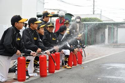 消火訓練をする子どもたちの写真