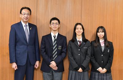 濱田市長と織田信義さん、木下桜香さん、本田樹里亜さん