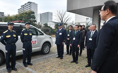 派遣職員を激励する濱田市長