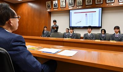 濱田市長に学習成果を発表する児童たち