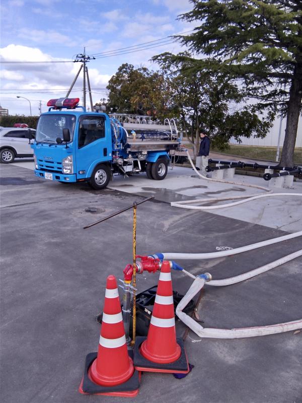 給水車への注水の様子