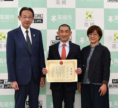 濱田市長と写真に写るNPO法人たかつき理事長の石神洋一さん（写真中央）と石神裕美子さん（写真右）