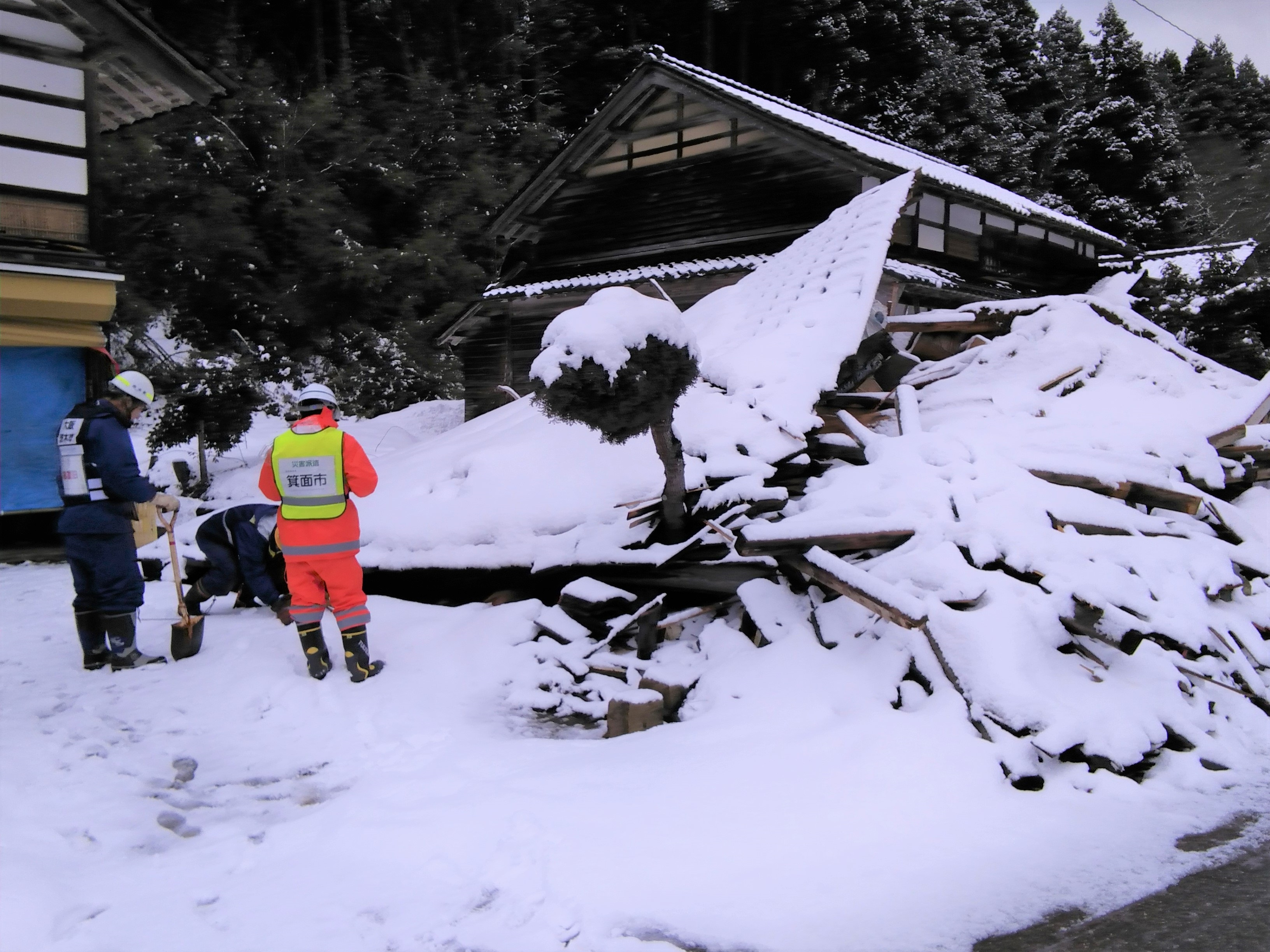 雪に埋もれた水道メーターを探す様子