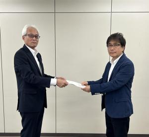 樽井教育長から蛭田会長へ諮問書を手交している写真