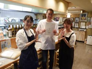 といだ寿司店主と認定証写真