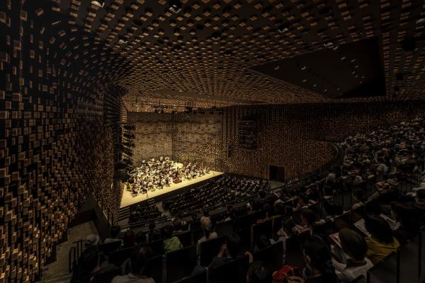 芸術文化劇場のトリシマホール