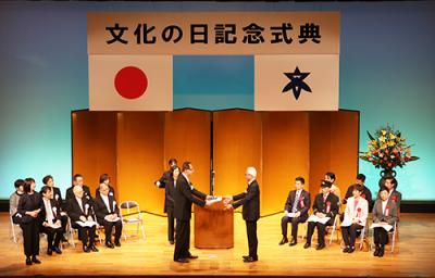 濱田市長から表彰を受ける受賞者