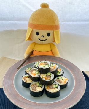 のりまきを食べるはにたんの写真
