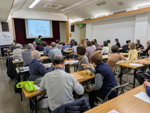 ゲームの説明を聞く塾生