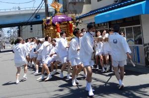 まちを練り歩く神輿の画像
