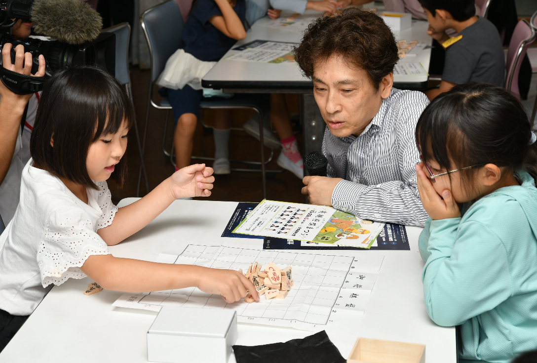 高槻産木材製将棋駒を使った出前授業