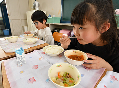 給食を食べる児童