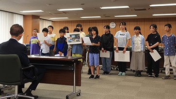 報告をする樫田小児童とそれを聞く濱田市長