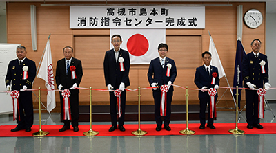 テープカットの様子