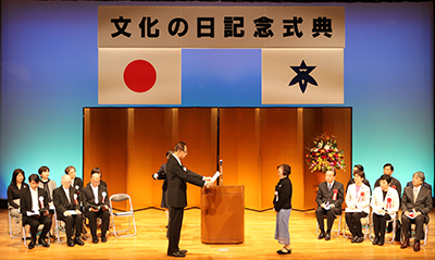 表彰状を手渡す濱田市長