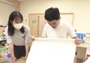 障害のある人の作業に寄り添う様子