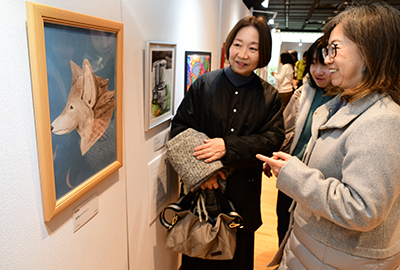 作品を