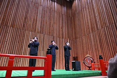 篳篥などを演奏する出演者2