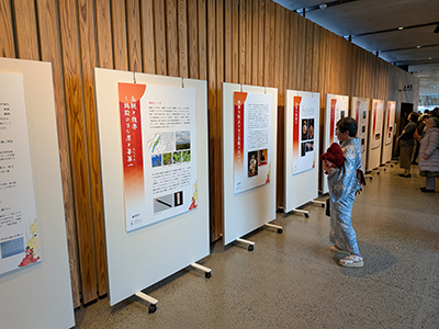 パネル展示を見る来場者