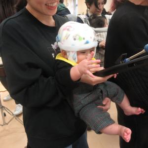 抱っこの子どもとトーンチャイム