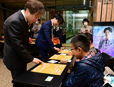 小学生相手に指導対局を行う「ぐるぐる将棋」