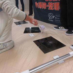 モップでふき取っている様子