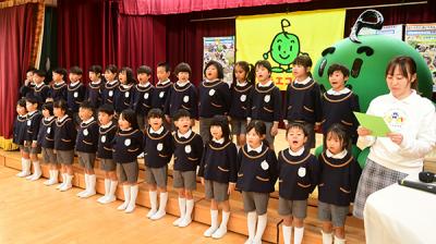 壁新聞の内容を発表するゆき組の園児たち