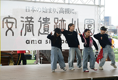 ステージでのダンスパフォーマンス