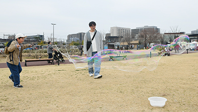 しゃぼん玉遊びの様子