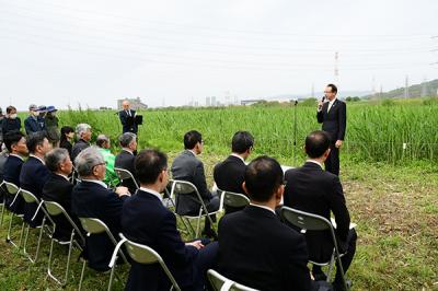 鵜殿のヨシ原で挨拶する濱田市長