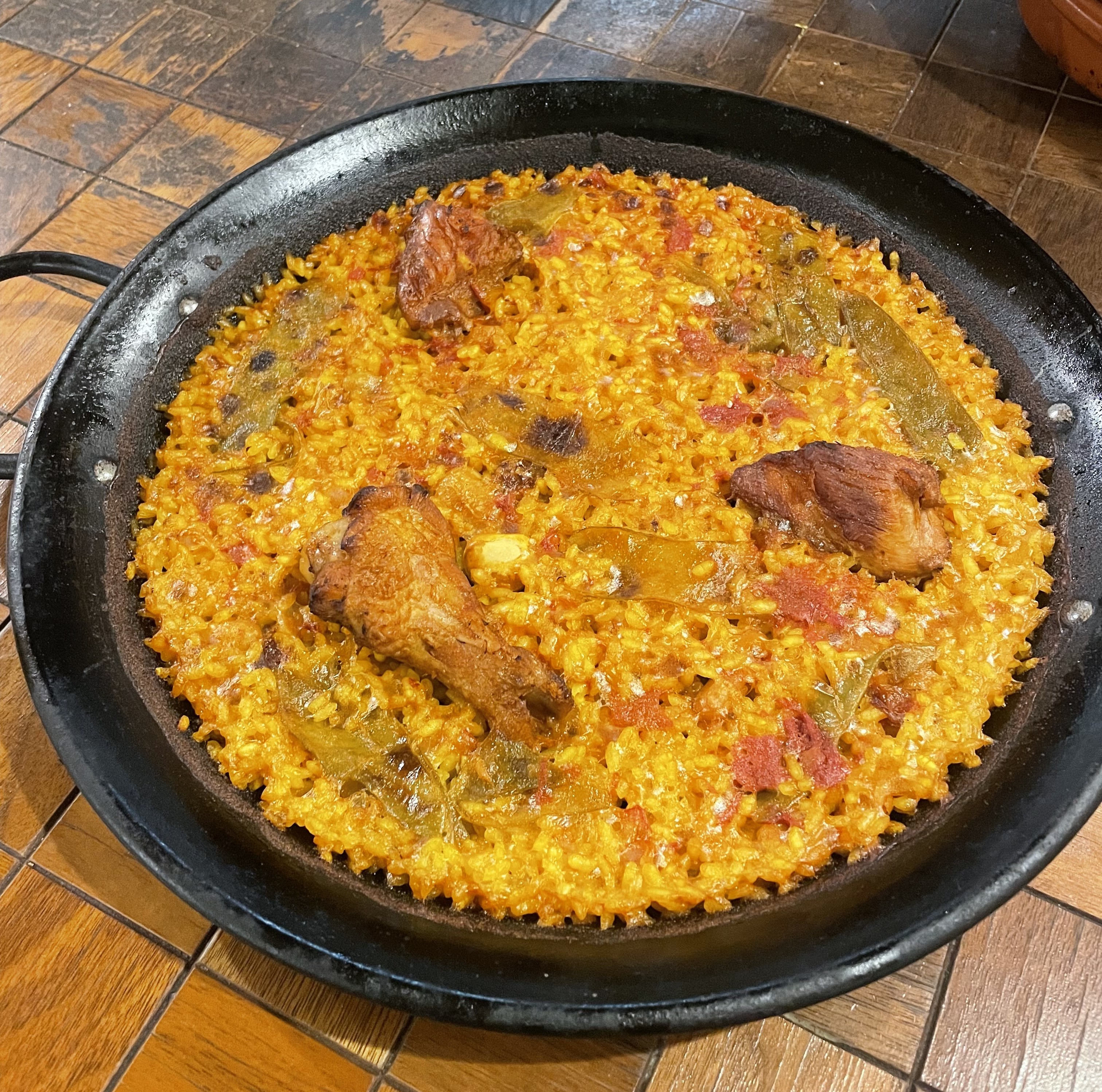 鶏とインゲン豆のバレンシア風パエリア