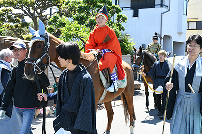 馬に乗る子ども