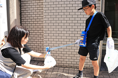 ゴミ拾いをする参加者