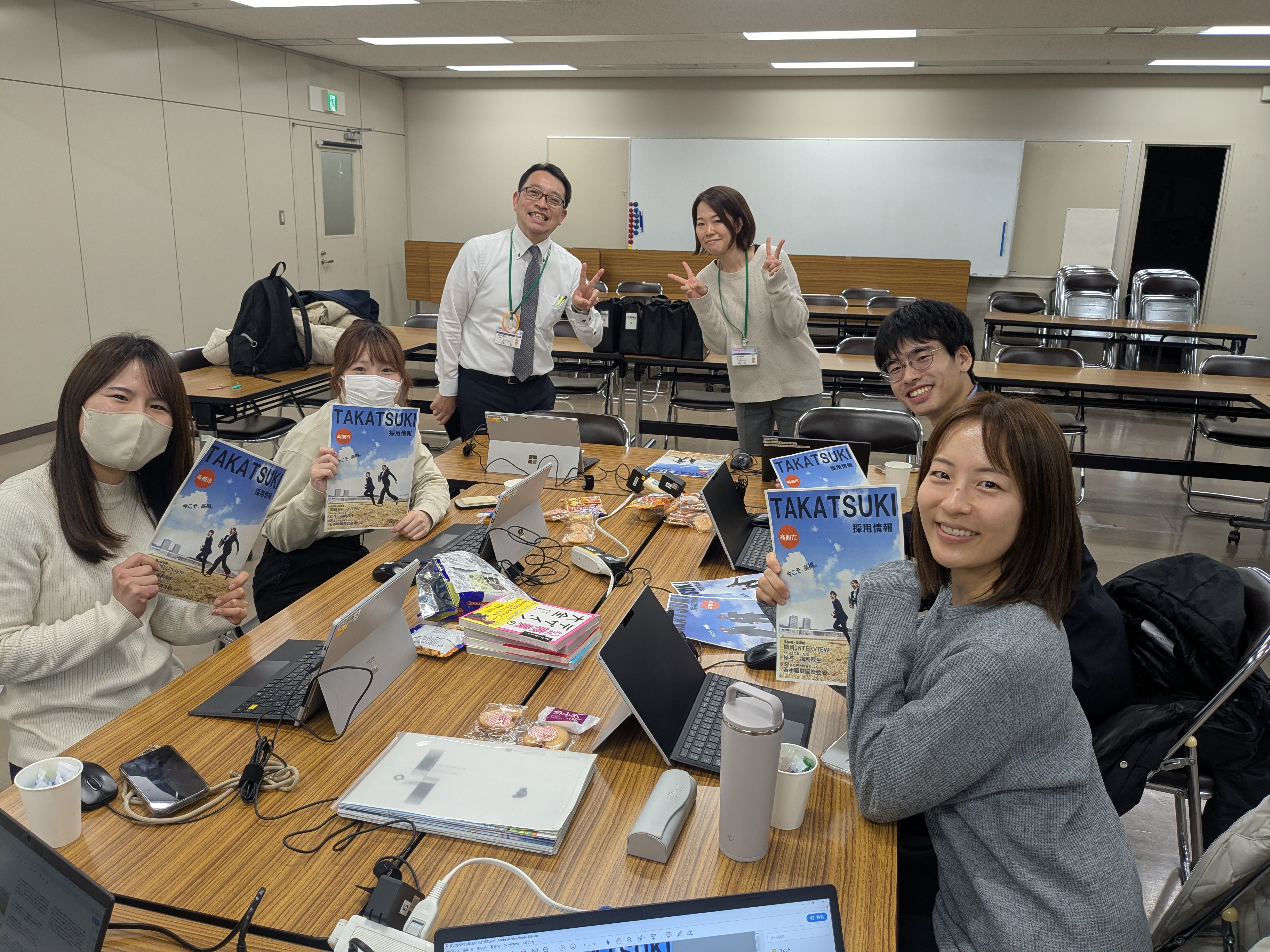パンフレット作製チームの様子
