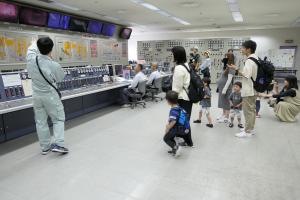 職員による中央制御室説明の様子