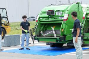 ごみ収集車による自転車の収集実演の様子