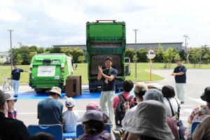 ごみの分別について職員が説明している様子