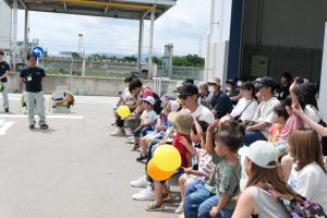 ごみ分別に関するクイズに参加者が回答している様子