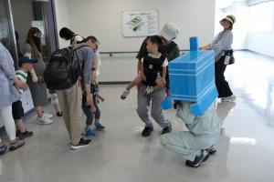 見学者と触れ合うクリンくん