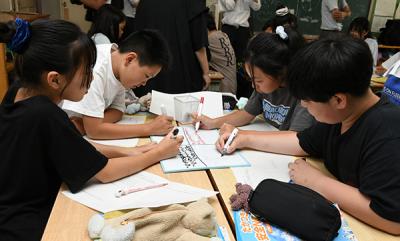 グループになって意見を出し合う児童