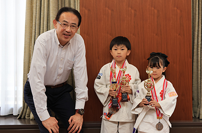 田中結さん、莉彩さんと濱田市長