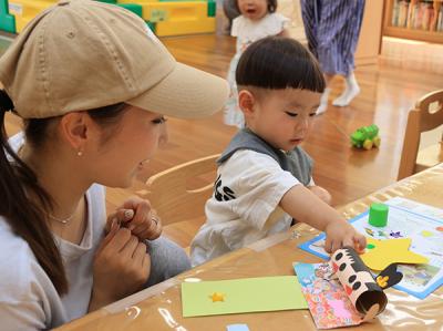 親子で笹飾りを作る様子