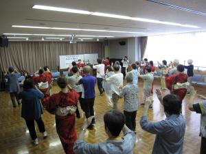 高槻踊りを教えてもらっています