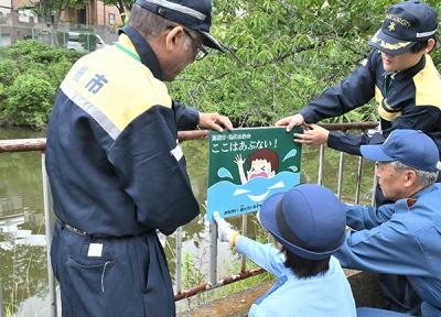 啓発看板を設置するパトロール従事者