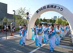 第56回高槻まつりで高槻音頭を踊る人たち